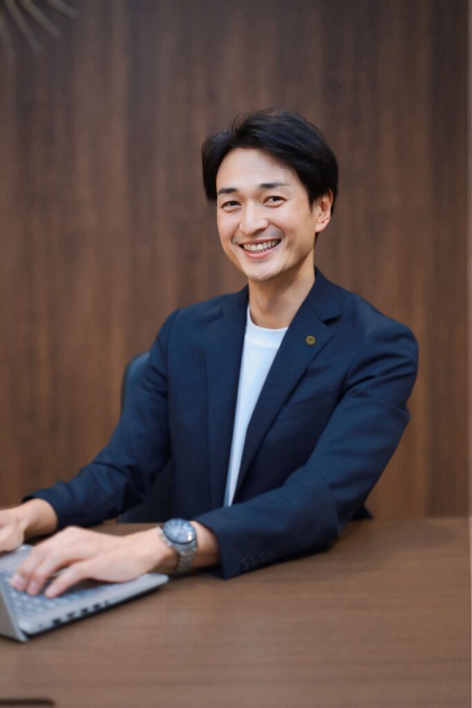 入管業務専門の行政書士がご挨拶するコノウエナーク行政書士事務所の紹介写真